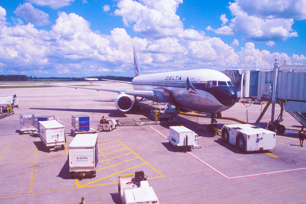 Loading Delta Airline jet at Orlando International Airport, Florida - Cheapest Time